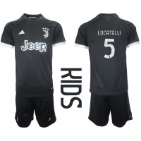 Billiga Juventus Manuel Locatelli #5 Barnkläder Tredje fotbollskläder till baby 2023-24 Kortärmad (+ Korta byxor)